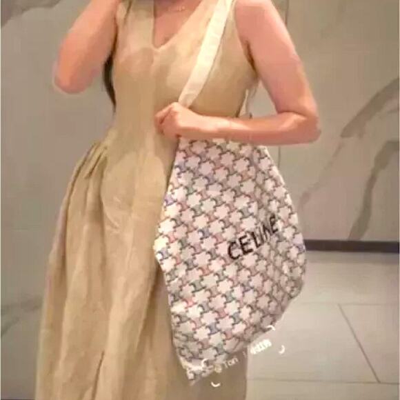 CELINE Gorgeous Tote Red and White Tote Bag - Picture 5 of 11